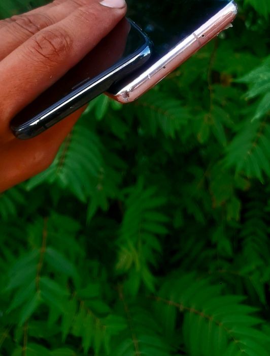 Iphone xs samsung galaxy S10 ikkalasi sotiladi