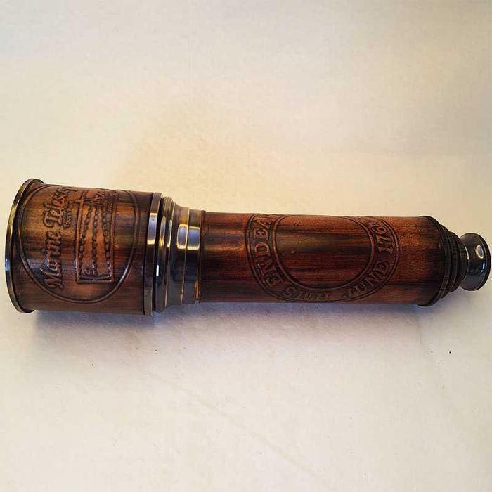 Далекоглед бронзов с античен дизайн, обшит с кожа.