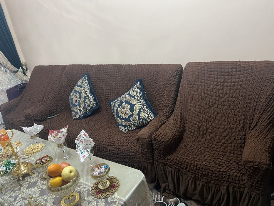 Uy uchun mebel sotiladi  stenka 3 talik kamotchalari bilan divan