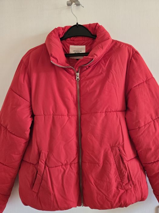 Преходно яке в червен цвят