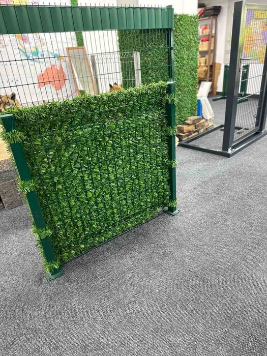 Мрежа с декорация. Метални оградни пана и колове. Ограда. Врати