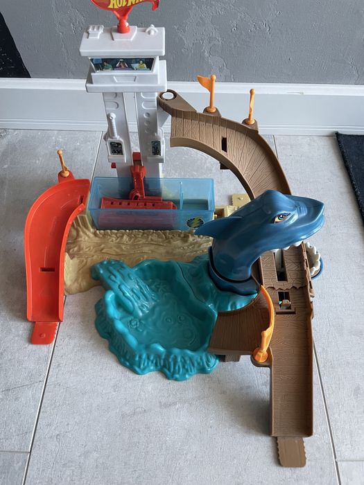 Акула трэк hotweels