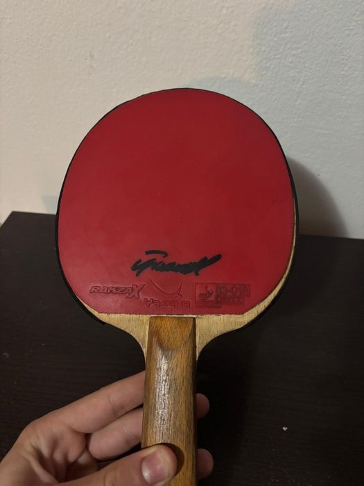 Vand paleta semnata de o fosta jucatoare de ping pong