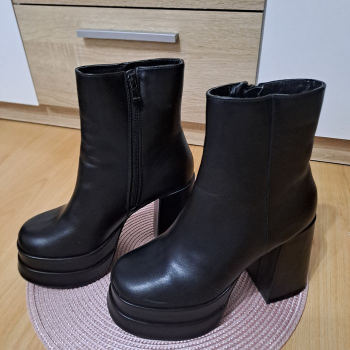 Обувки на висок ток и боти с дебел ток