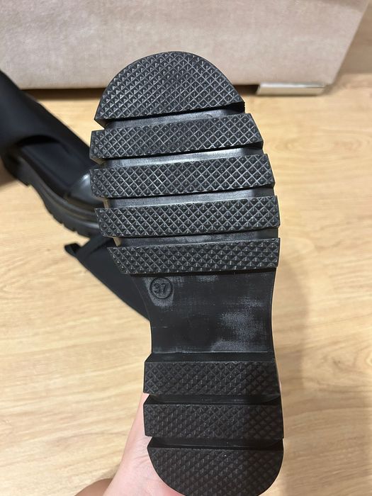 Vând cizme până la genunchi, nepurtate