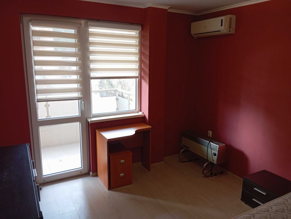 Отдава под наем тристаен апартамент в центъра на В. Търново