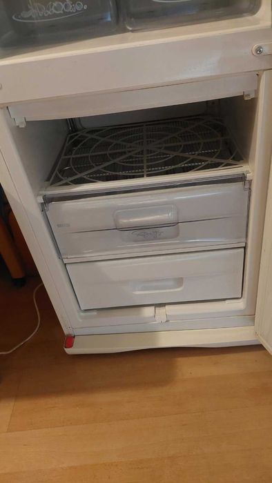Продавам работещ хладилник с фризер  "Snaige" свободно стоящ