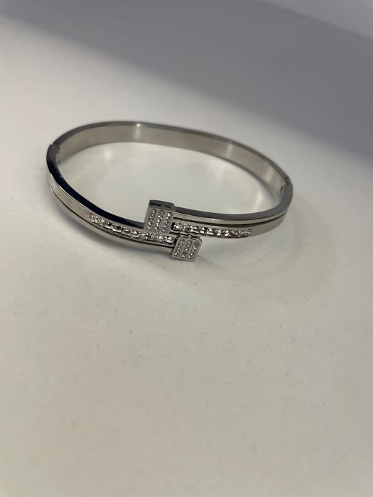 Гривна с камъчета от медицинска стомана