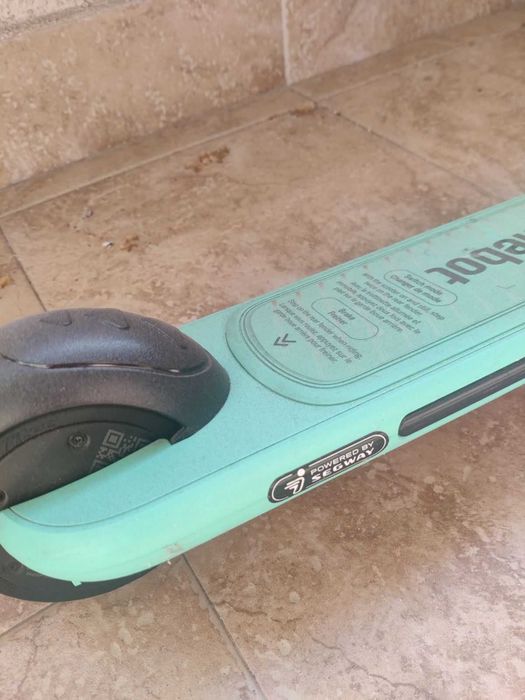 Детска електрическа тротинетка Ninebot by Segway A6 за деца до 40 кг.Пробег 5 км. Състояние неразличими от ново.