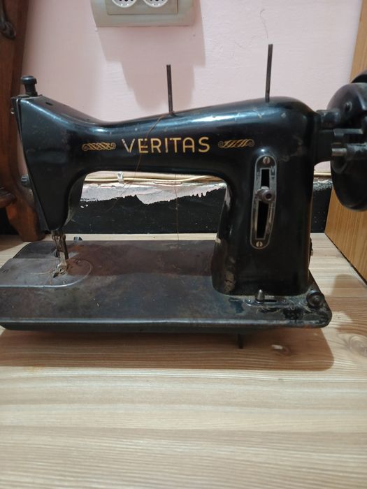 Шевни машини две професионални и една антична