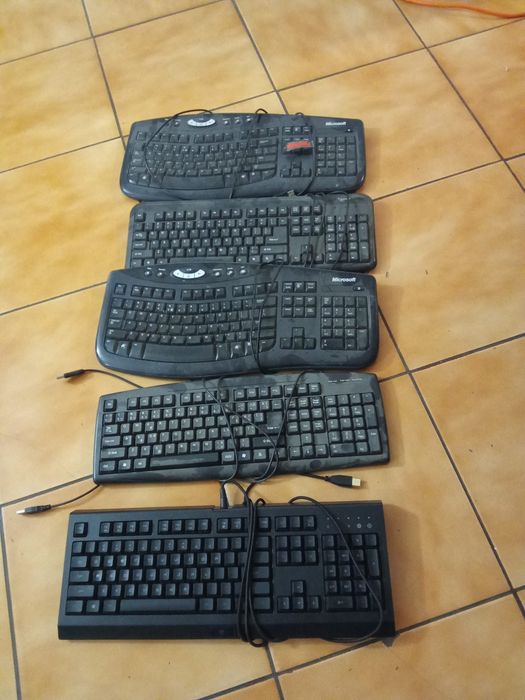 Vând tastaturi 50- 80 lei si3 monitoare