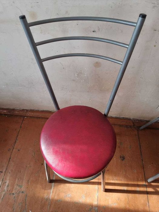 Продаётся стулья и стол для кафе.