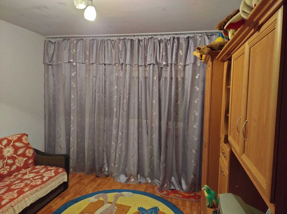 Vând apartament cu 3 camere în Caransebeș.