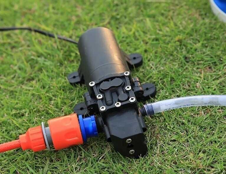 Преносима водоструйка за почистване на автомобили, градини и др. 12V