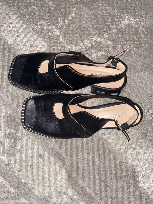 Босоножки чёрные небольшой каблук.