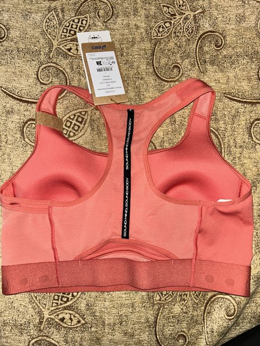 Asics бюстие, чорапи, ветровка, шорти.