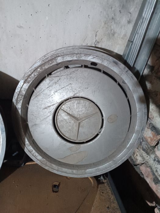 Продам комплект колпаков на Мерседес 15