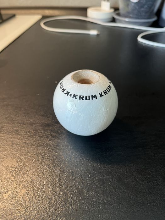 Bila Krom Pop penrtu Kendama nou inca are grip