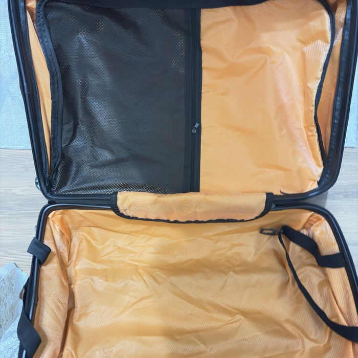 Продам чемодан новый