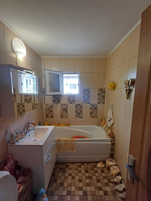 Vand ap 3 camere Robea etajul 1