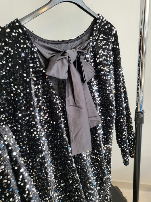 Кадифена рокля с пайети и сатенена панделка