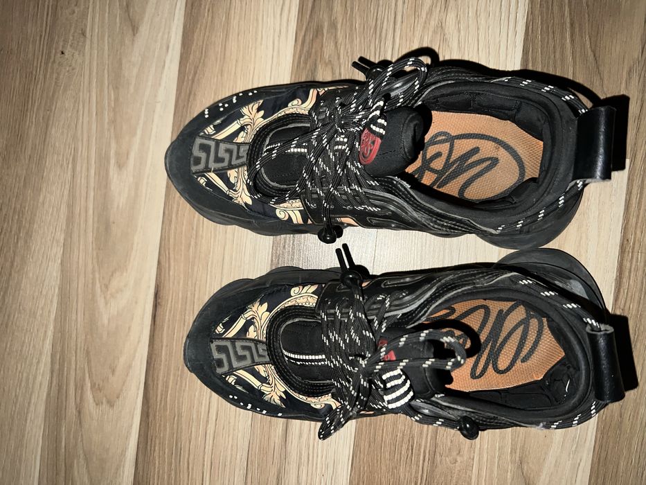 Vand papuci sunt purtati putin