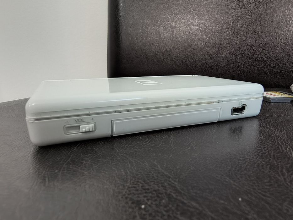 Nintendo DS Lite, alimentator original + un joc