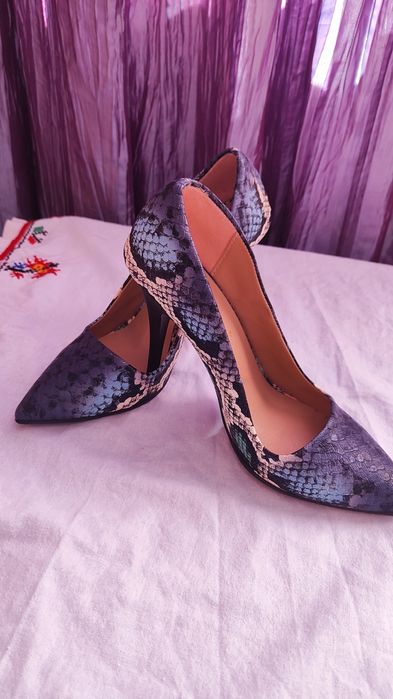 Чисто нови обувки на висок ток "Змия"