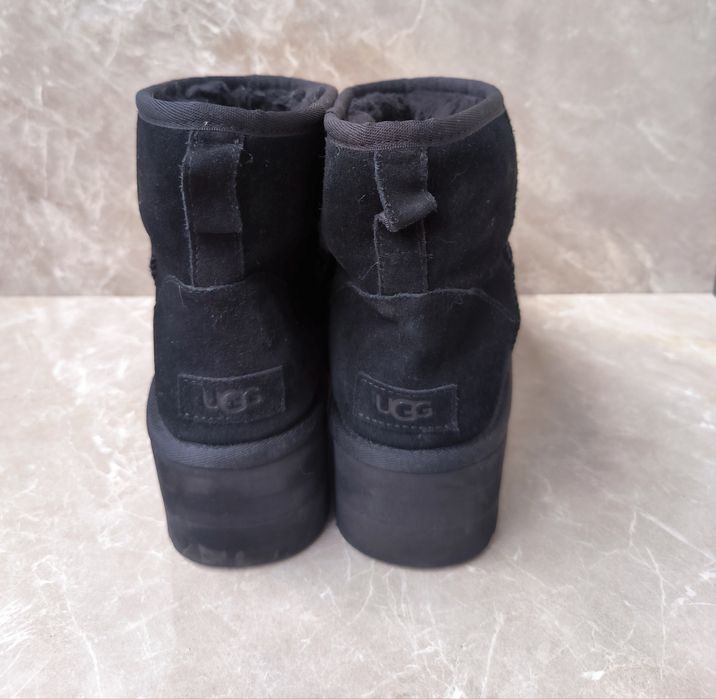 Кожени апрески UGG номер 40
W Classic Mini Platform в черно 1134991.BL