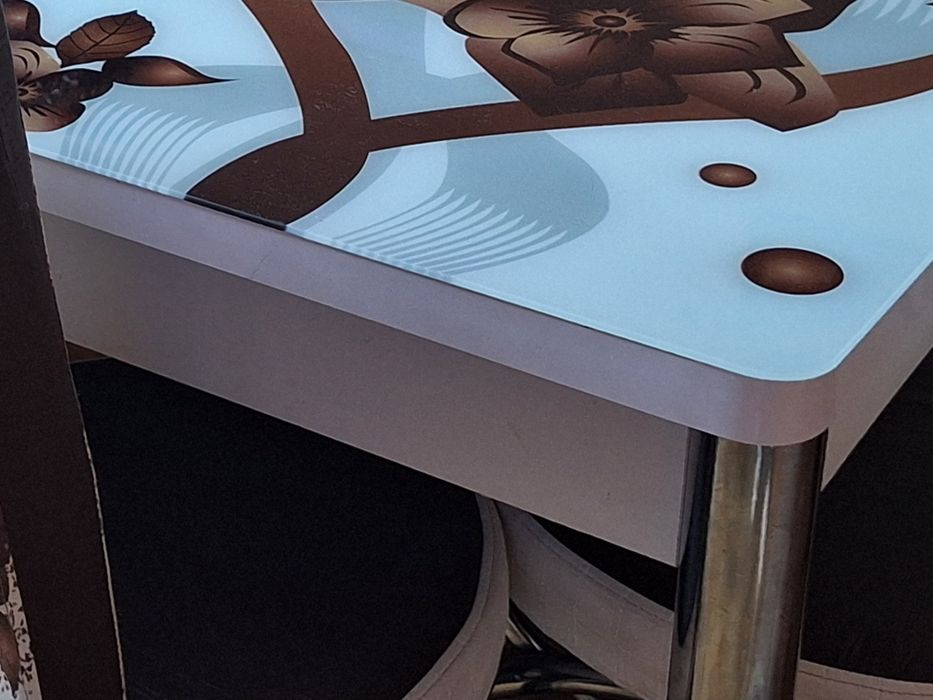 Трапезна маса без столове