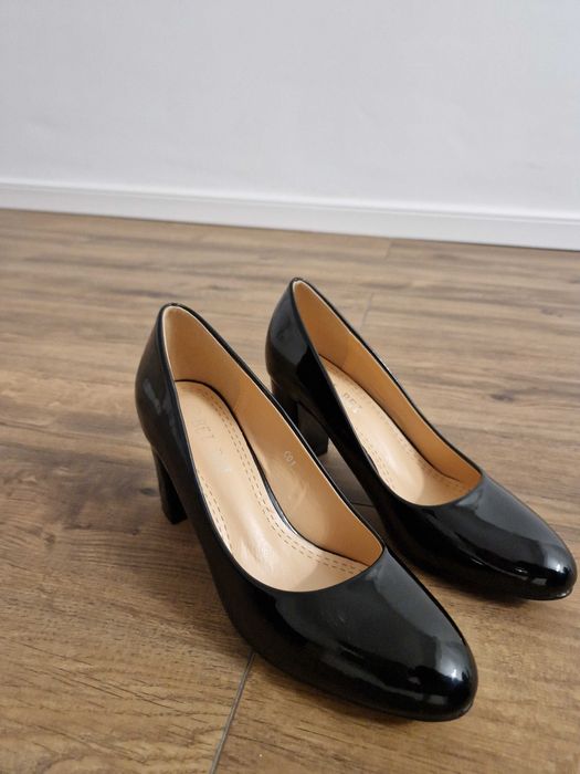 Pantofi negri lăcuiți