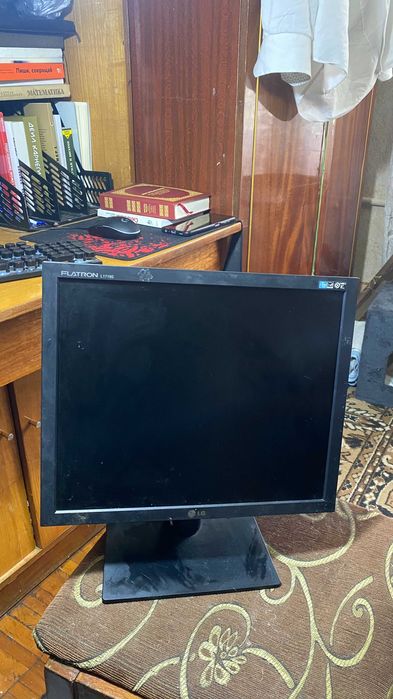 Продаётся  Офисный Компьютер   
В коплекте 2  монитора и  1 клавиатура