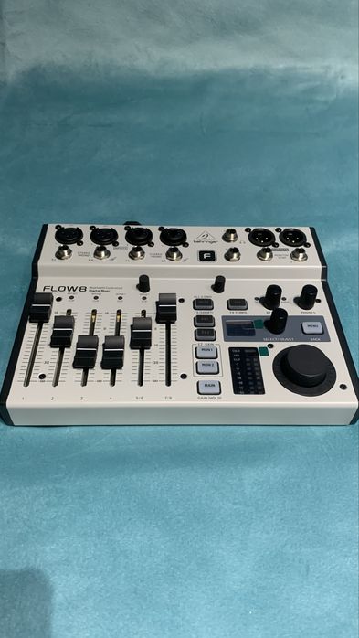 Цифровой микшерный пульт “Behringer Flow 8”