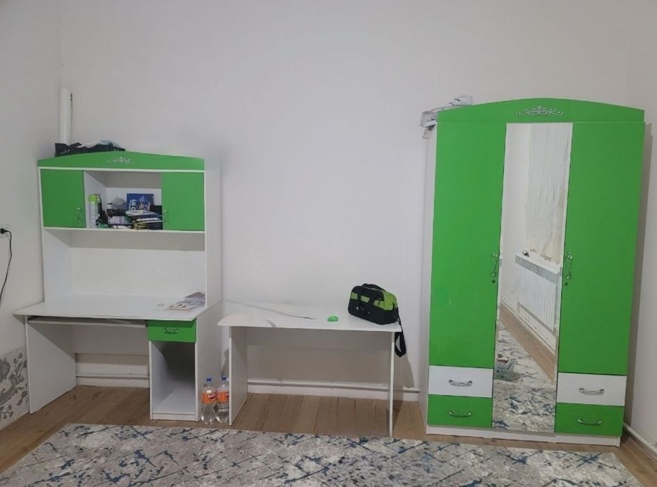 Bolalar uchun shkaf va ish stoli