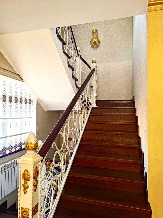 ,,,  Продам 6-ти комнатный ДОМ в ГОРОДЕ