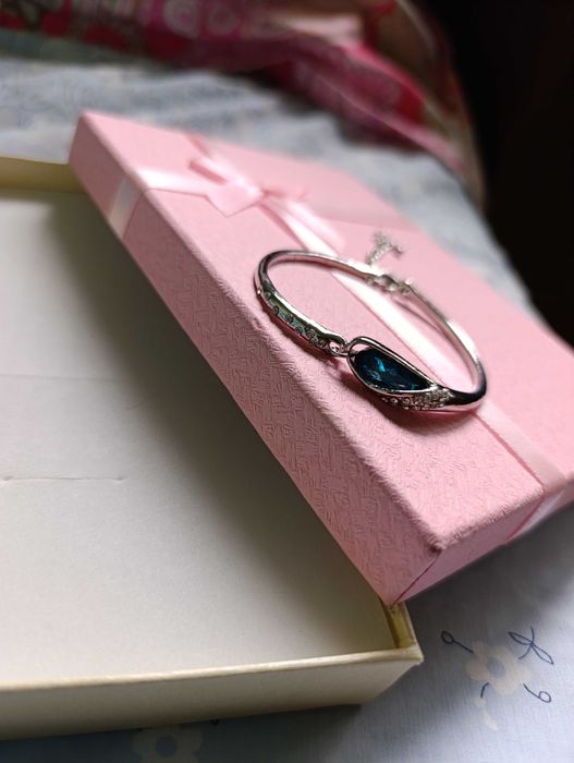 Нова, сребърна гривна. В кутия