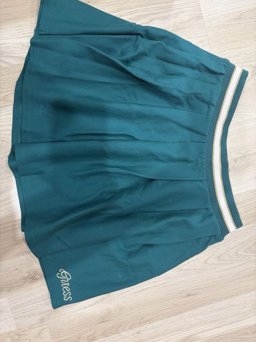 Продавам чисто нова пола Guess за момиче
