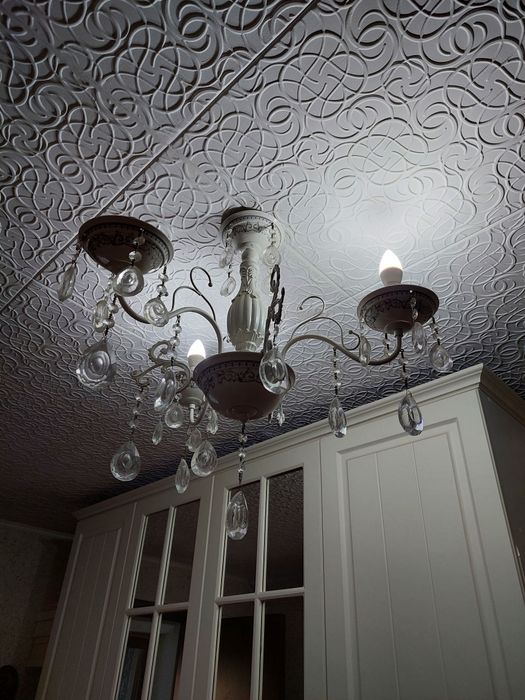 Продам две люстры..красивые трехрожковые