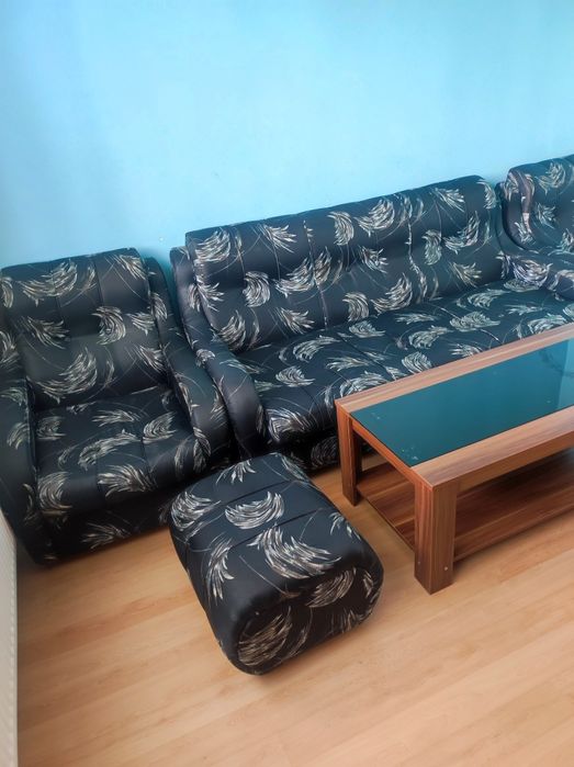 Продавам запазена холова гарнитура с холна маса