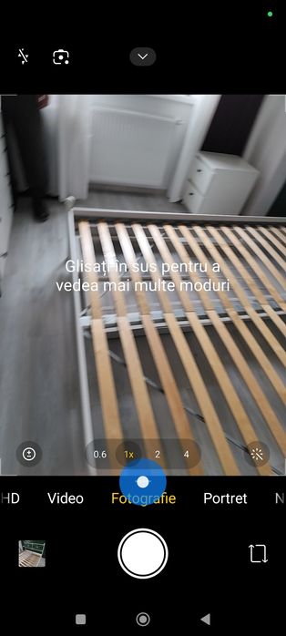 Vând pat metalic alb