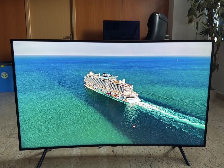 Televizor Samsung 4K diagonala 138 curbat