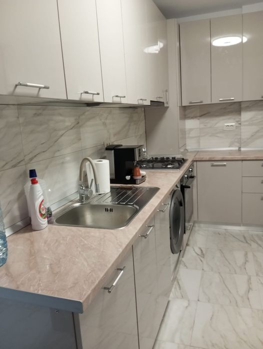 Apartament inchiriez apartament 2 camere living ,bucatarie separata ,2 bai cu geamuri la ambele bai, un balcon mare de 25 de metri ,mobilat ,utilat