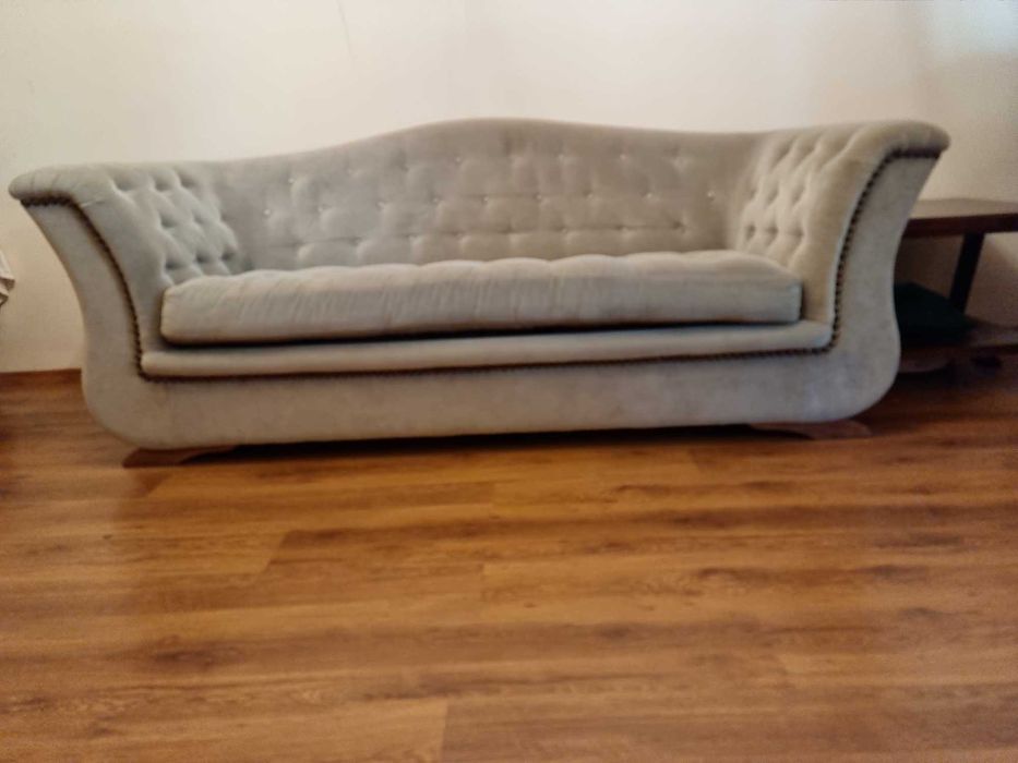 Vand canapea extensibila de 3 persoane.