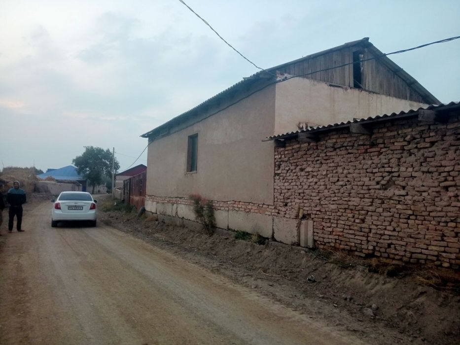 Халкабад базарга жакын жерде имарат сатылады 80м.кв косымша жери жок и