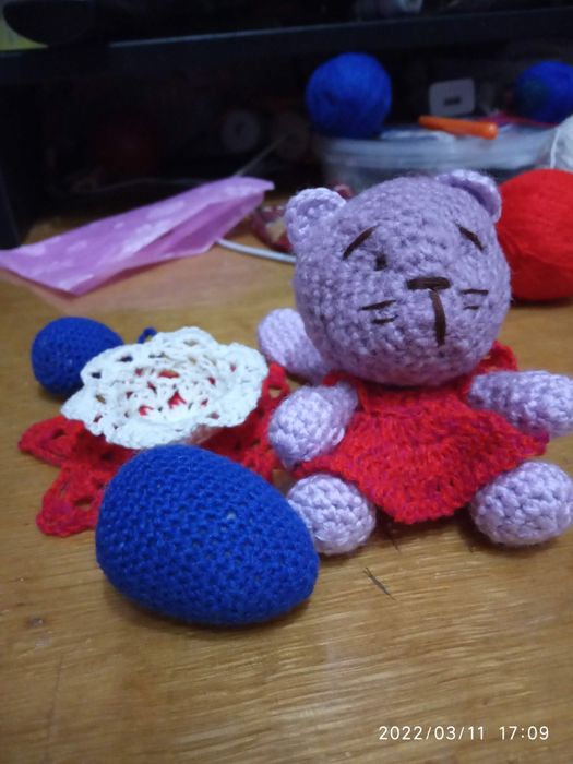 Продаётся маленькая вязанная игрушка.