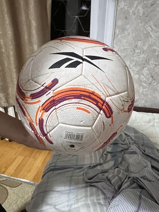 Продается оригинал мяч Reebok
