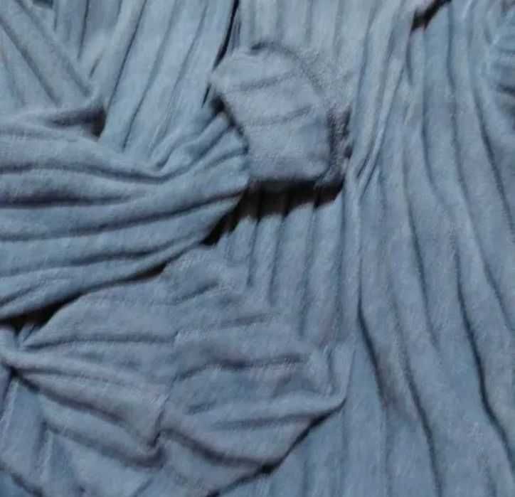 Hanorac sport casual cu glugă.