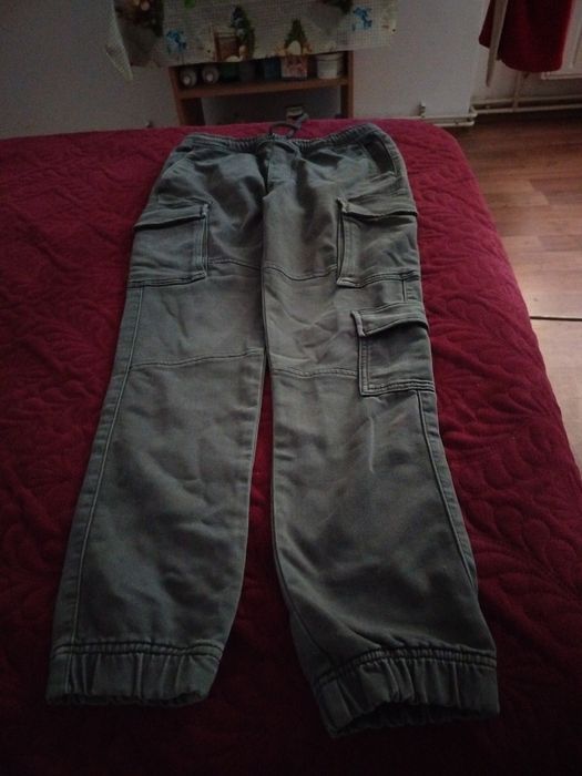 Blugi băieți, purtați de câteva ori, stare buna, cu buzunare pe picior
