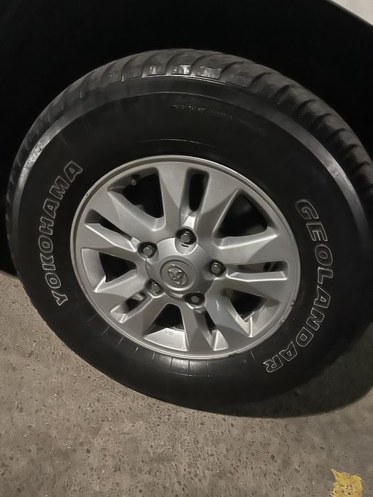 Шины летние с оригинальными дисками 285/65/17