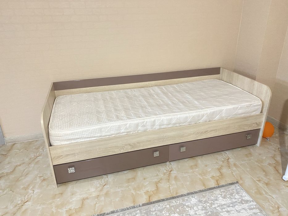 Десткая кровать, комод и манеж